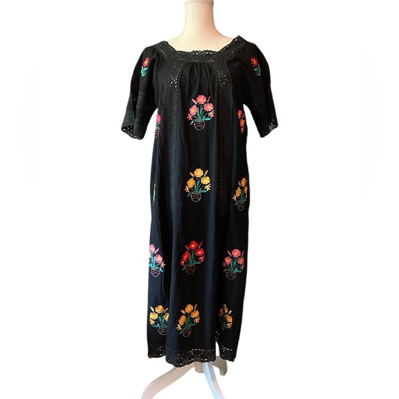 R. Vivimos Floral Embroidered Black Midi Dress Size Medium NWT - Picture 1 of 10